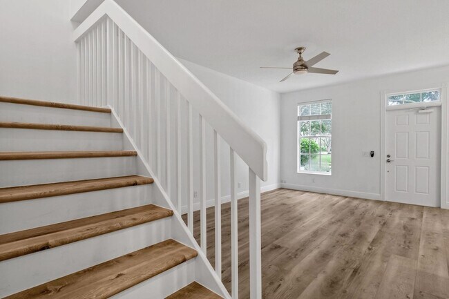 Building Photo - 354 Jacaranda Dr