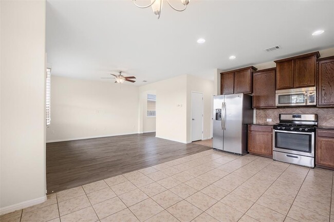 Building Photo - 504 Twisted Oaks Ln