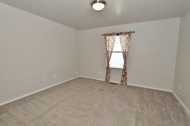 Building Photo - Clean Single-Level Home