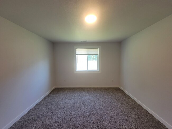 Building Photo - 4-Bedroom Gem in Pasco – Fresh Paint, New ...
