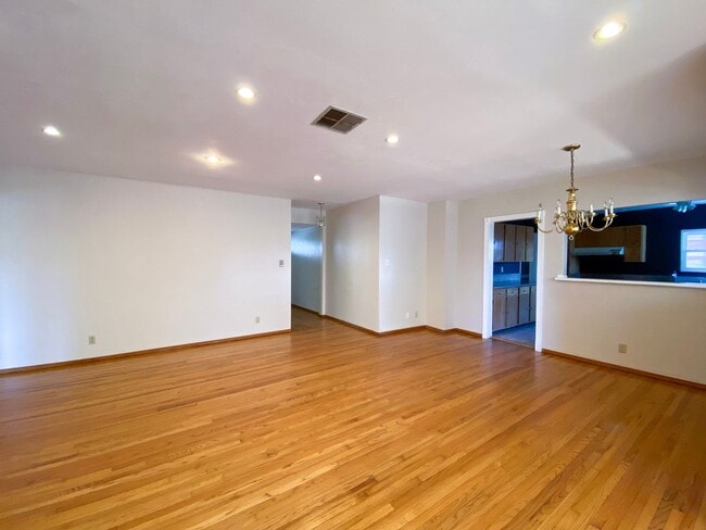 Building Photo - Spacious 3 Bed · 2 Bath Hillside Home — Mo...