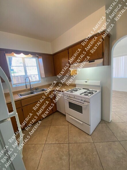 Building Photo - 3733 N Mountain Ave