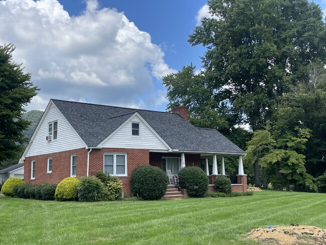 Building Photo - 3 bedroom, 2 bath 15 MINUTES  to Asheville...