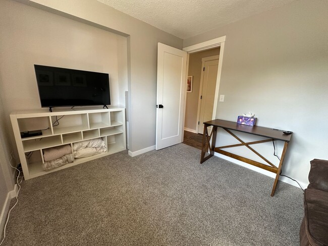 Building Photo - Luxury Furnished Rental in Milwaukie