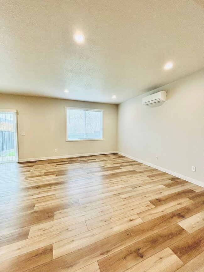 Building Photo - 2434 Leonard Ln