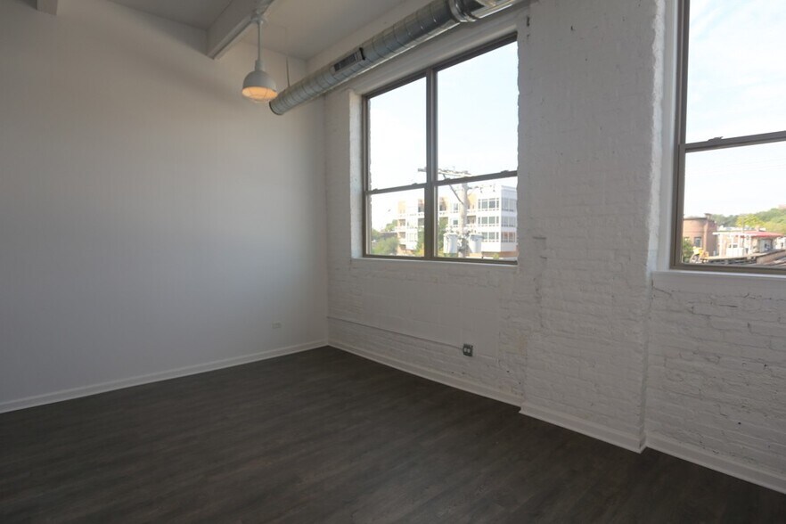 Building Photo - 932 W Dakin St
