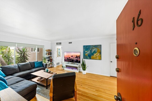 Building Photo - 1330 N Crescent Heights Blvd