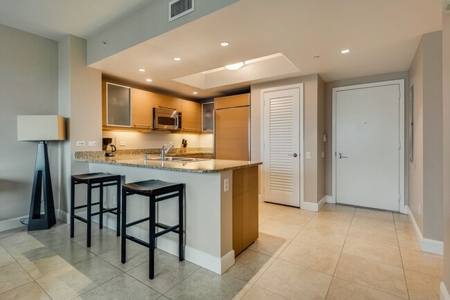 Building Photo - Turnberry Towers 1904E-Strip/Golf/City Views from this Fully Furnished 1Bd Residence