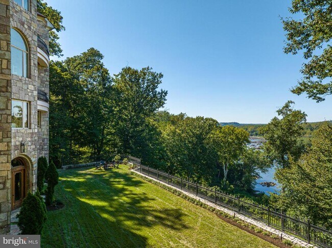 Building Photo - 612 Rivercrest Dr