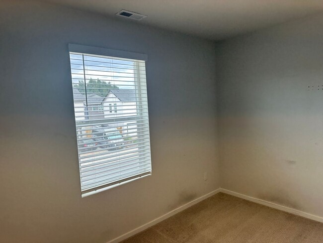 Building Photo - Newer 4 bedroom 2.5 bathroom house!