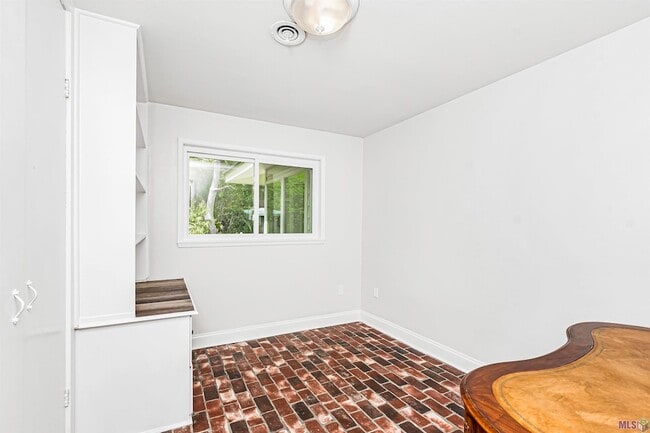 Building Photo - 8245 Rainbow Dr