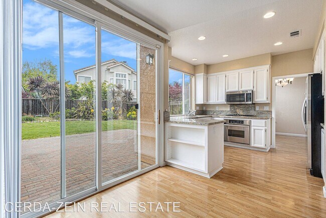 Building Photo - 3 br, 2.5 bath House - 7 Ratto Road