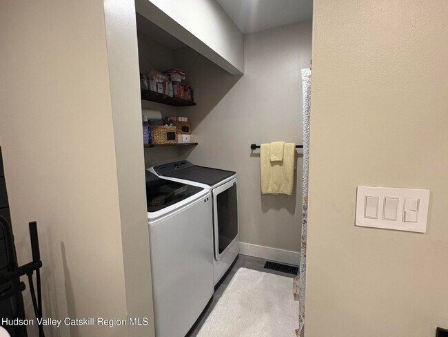 Building Photo - 204 Village Ct