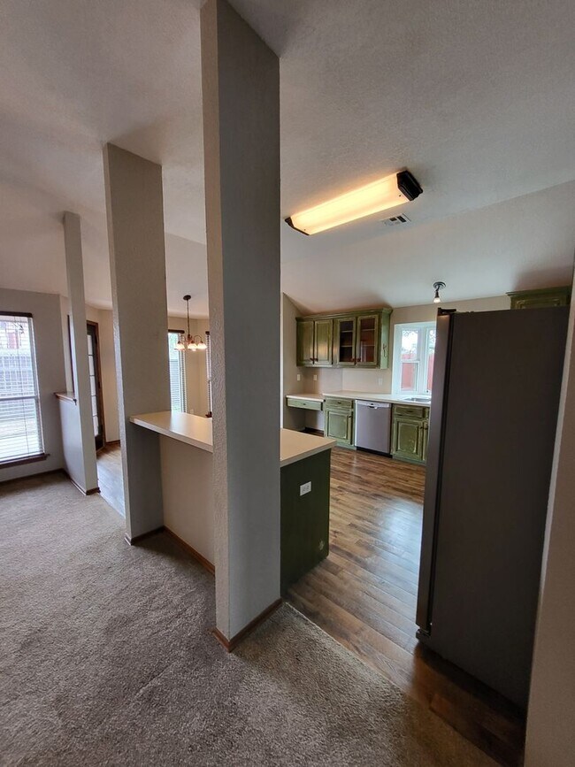 Building Photo - (3) Bed/(2) Bath + Study/Office in NW Norman! Storm Shelter! Neighborhood Pool!