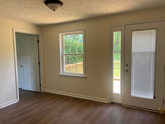 Building Photo - Very Nice 4 bedroom near Tri Cities Airpor...