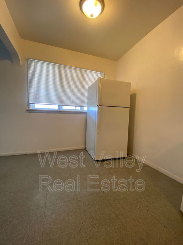 Building Photo - 155 1/2 North