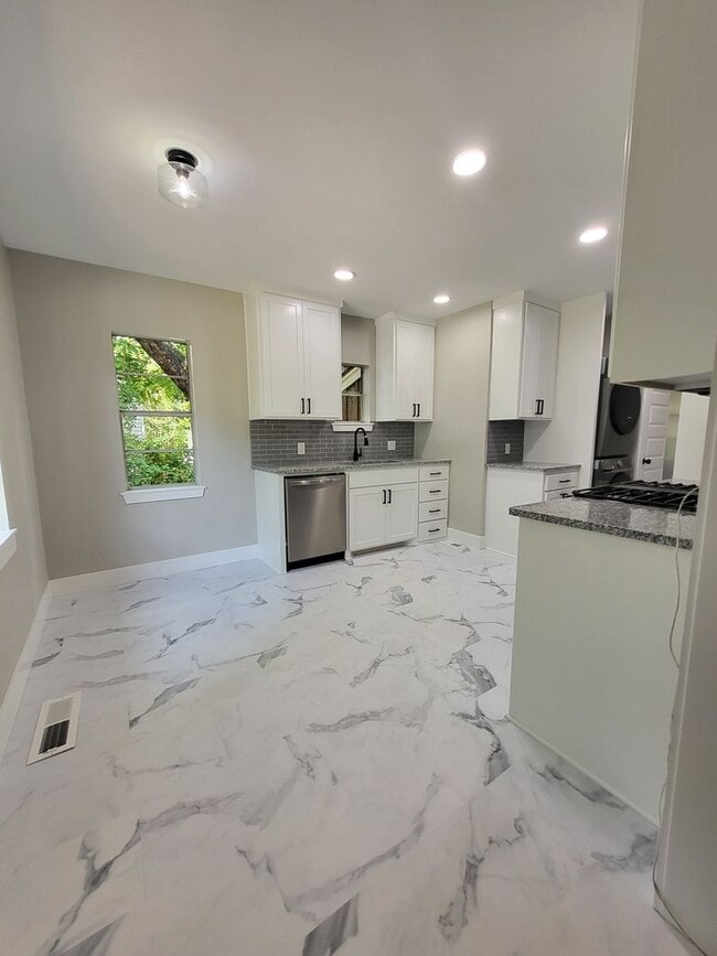 Building Photo - PRELEASING - June 2026 - (3) Bed/(2) Bath ...