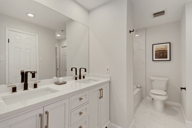 Double sink - 3309 Wyndham Cir