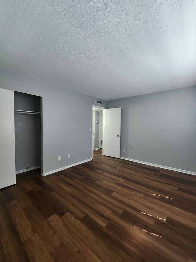 Building Photo - ** COMING SOON ** RENOVATED 2 Bedroom 1 Ba...