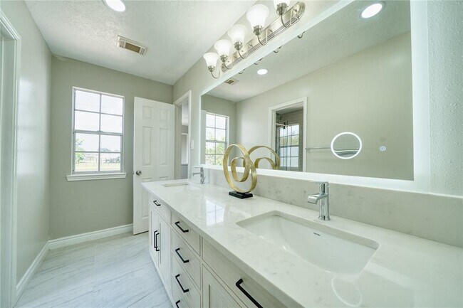Building Photo - 619 Green Belt Dr