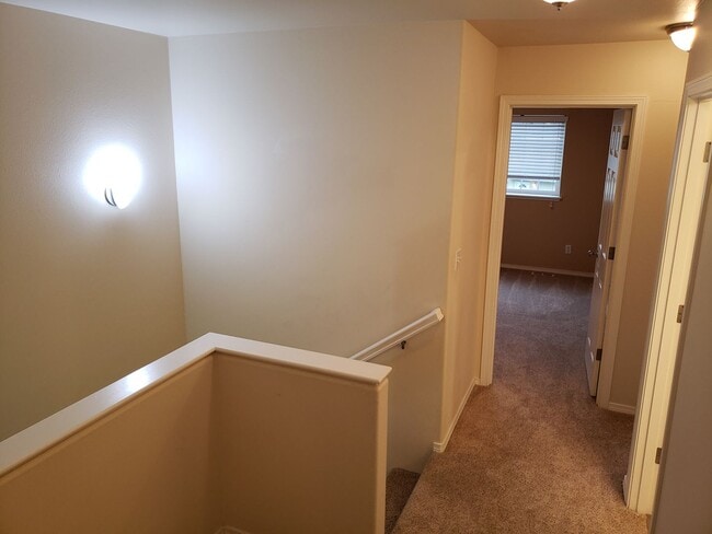 Building Photo - Beautiful, Conveniently Located Eagle River Townhome