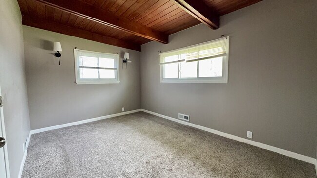 Building Photo - Beautifully remodeled 3 bedroom, 1.5 bath home.
