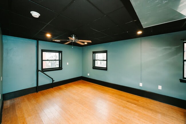 Building Photo - 922 Western Ave