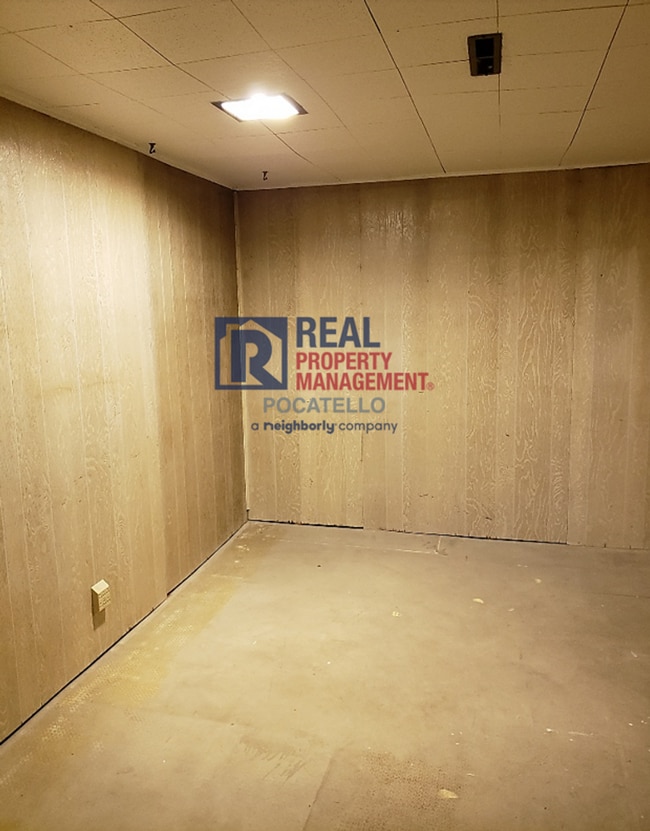 Building Photo - 3 Bedroom 1 Bath Home - 1 car garage - PET...