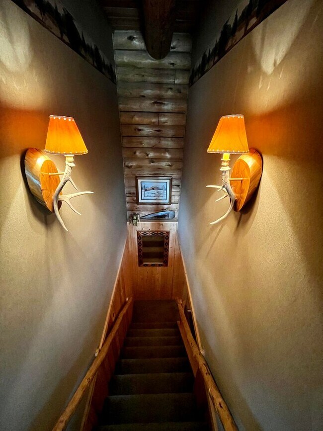 Building Photo - Fully Furnished Cabin Available - 10 Minut...