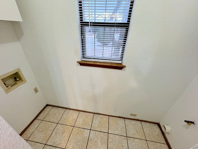 Building Photo - East El Paso 2bed/2bath duplex