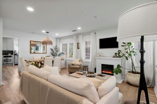 Building Photo - 3004 Oakmont Blvd
