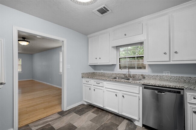 Building Photo - 1011 E 39th St