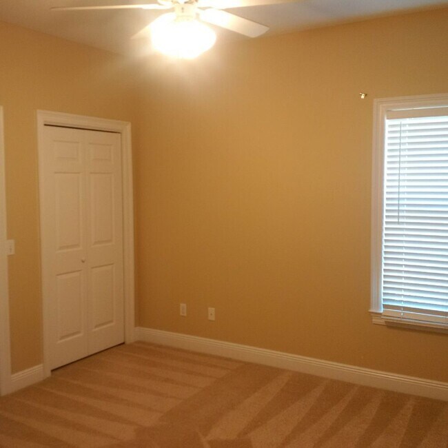 Building Photo - Beautiful 4 Bedroom 2 and 1/2 bath home in...