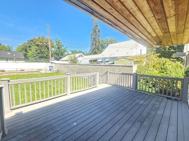 Building Photo - $2,100 - 3 Bed / 2 Bath Charming Home by G...