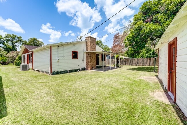 Building Photo - 305 Yaupon St