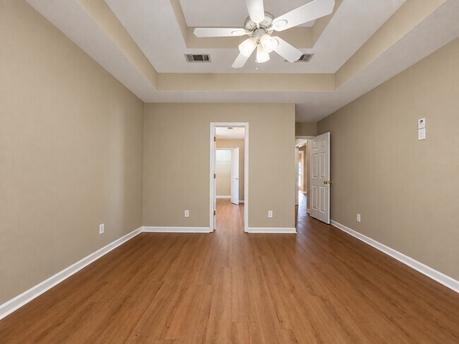 Building Photo - 6107 Blackstone Dr