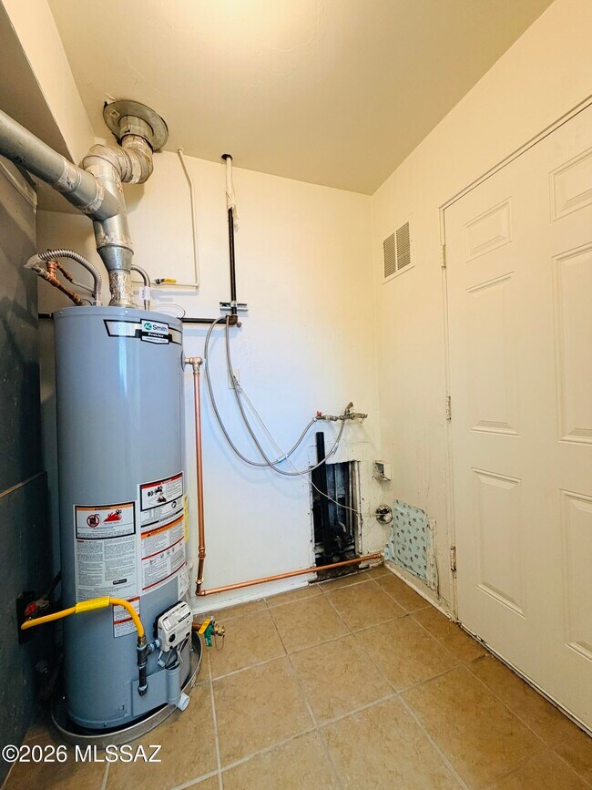 Building Photo - 4502 E 18th St