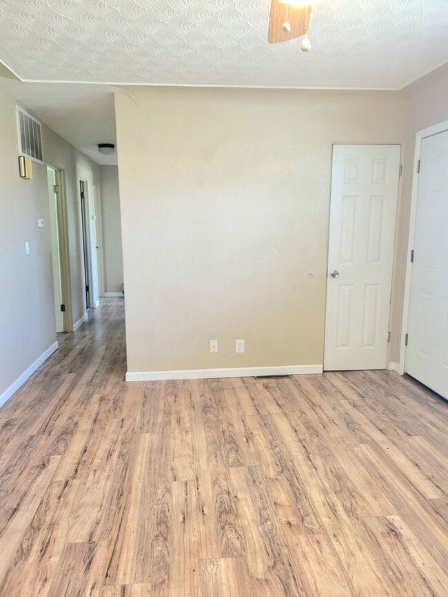 Building Photo - Updated Throughout and Move in ready!!!