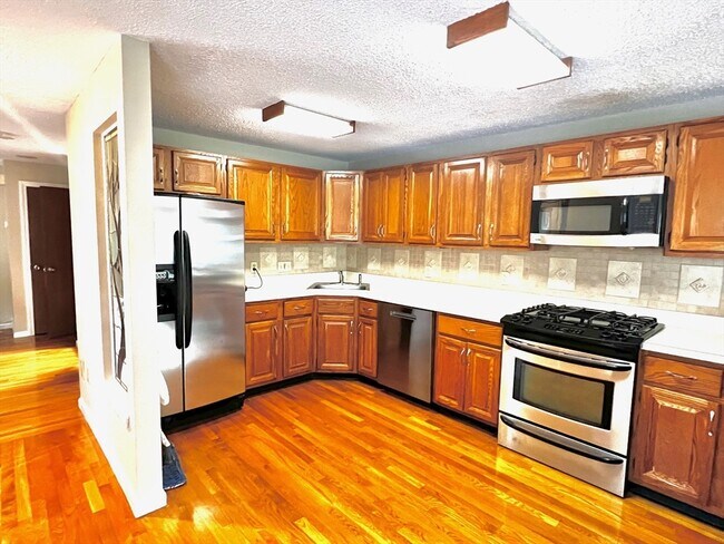 Building Photo - 14 E Bluff Rd