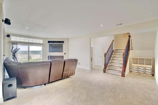 Building Photo - 459 Pinnacle Way