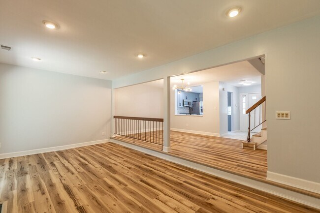 Building Photo - 3 bed 2.5 bath