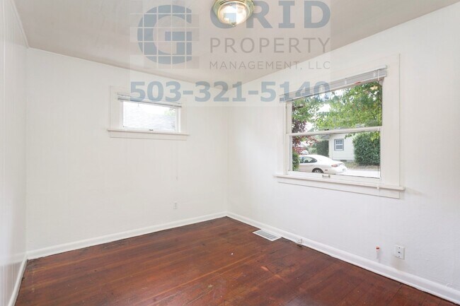Building Photo - Charming 2 Bedroom Bungalow Available in Northeast Portland!