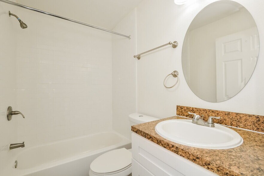 Building Photo - 12148 Woodglen Cir