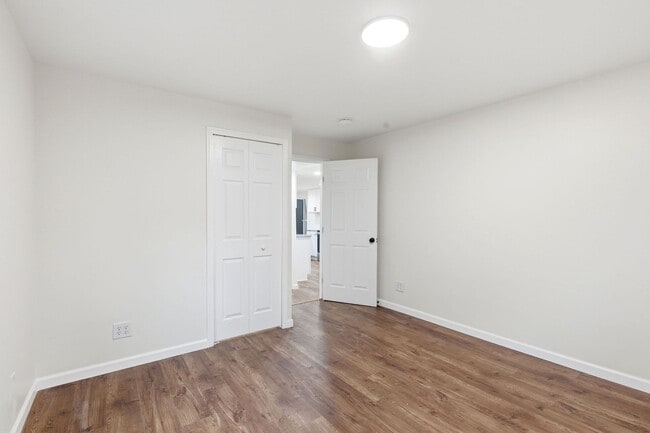 Building Photo - Fully Updated 2-Bed with Modern Finishes