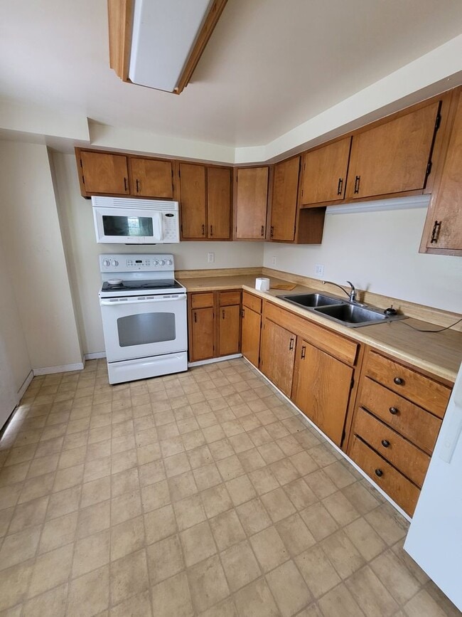 Building Photo - 4 Bedroom/ 3 Bath Home