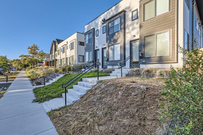 Building Photo - Stunning 3-Bedroom, 3.5-Bathroom Townhouse...