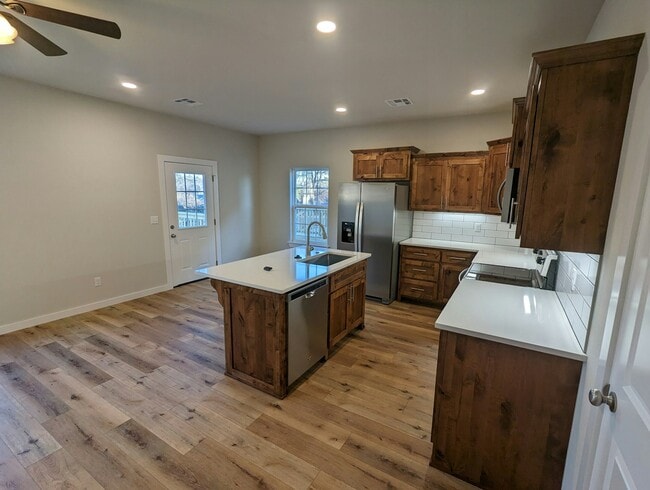 Building Photo - 137 S Bluff Ave