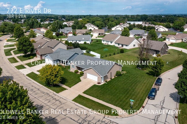 Building Photo - 772 E River Dr