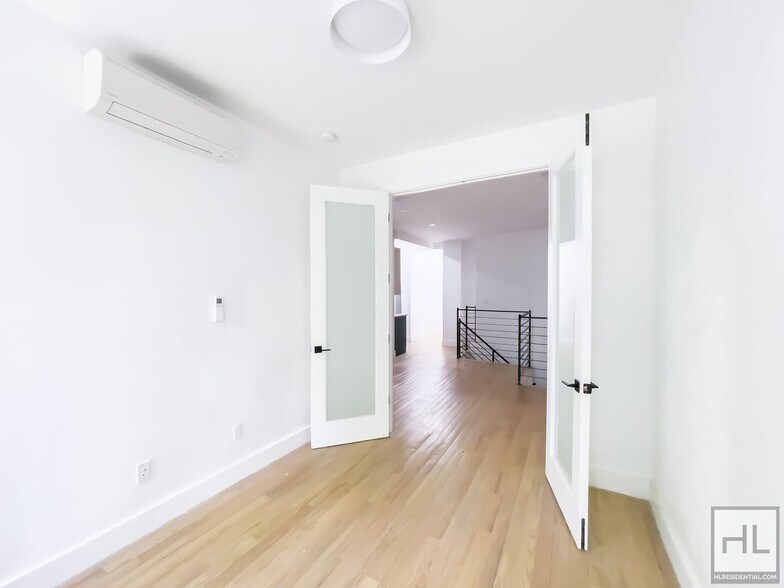 Building Photo - PUTNAM AVENUE / Spacious 2-Bed 1/5 Bath Du...
