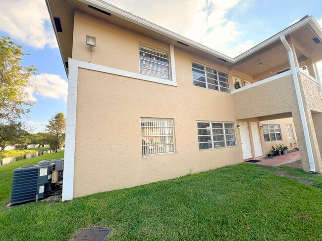 Building Photo - 843 Twin Lakes Dr